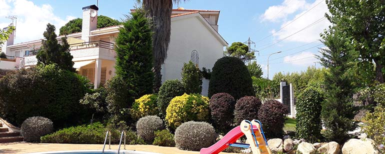 Pruning and maintenance of gardens in Sabadell